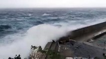 Mareggiata violentissima a Bagnara Calabra, l'impatto delle onde sul molo del porto