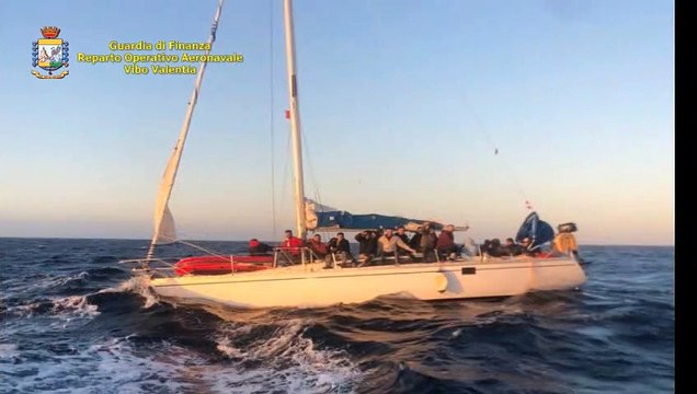 Sbarco di migranti in Calabria: in 55 approdano a Corigliano, le immagini