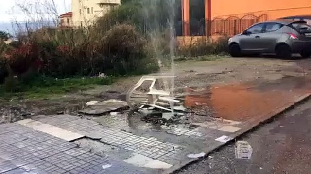 Reggio Calabria: spettacolare â€œgeyserâ€ in via Borrace, le immagini