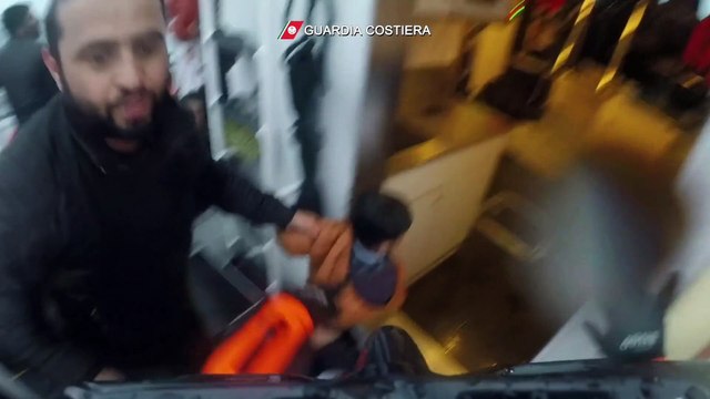 Naufragio a Lampedusa, le immagini dei soccorsi in mare: salvata una bimba neonata