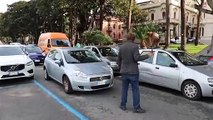 Reggio Calabria, un centinaio di extracomunitari bloccano il traffico sulla via Marina: cariche della polizia, le immagini