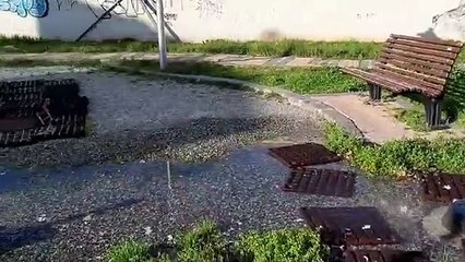 Descargar video: Reggio Calabria: copiosa perdita di acqua potabile dalla fontana pubblica posta nel Parco Canonico, le immagini