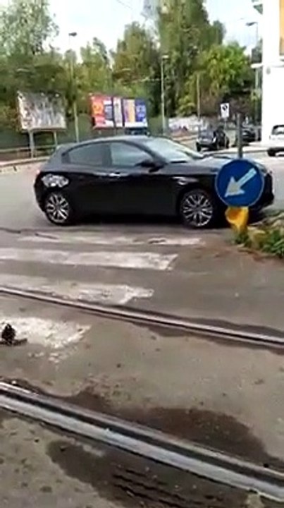 Messina, le immagini dell'auto del sindaco De Luca sulle strisce pedonali