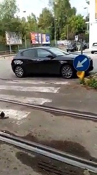 Messina, le immagini dell'auto del sindaco De Luca sulle strisce pedonali