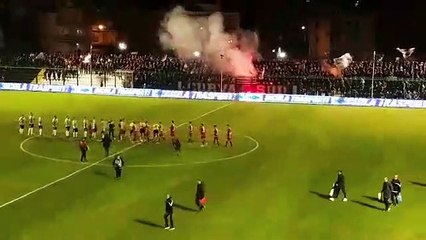 Descargar video: Sicula Leonzio-Reggina, la carica dei 1000 tifosi amaranto nel settore ospiti