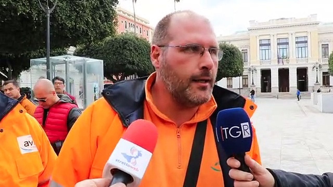 Emergenza rifiuti a Reggio Calabria, protesta lavoratori Avr: "qui litigano e a farne le spese sono gli operai"