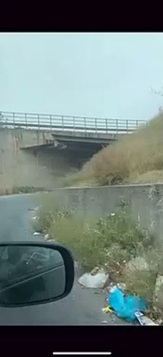 Emergenza rifiuti a Reggio Calabria: cumuli di spazzatura allo svincolo di San Gregorio