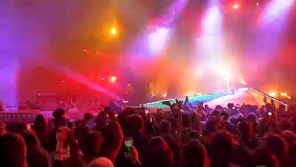 Reggio Calabria, un travolgente Mika canta "Love Today" per i 3.000 del Palacalafiore