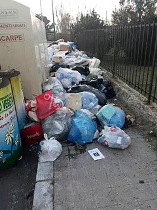 Reggio Calabria nel degrado: via Giovanni Scudo a Pellaro sommersa dai rifiuti
