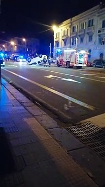 Incidente a Messina, auto si ribalta sul viale Boccetta: le immagini