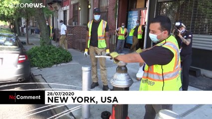 شاهد: مياه صنابير إطفاء الحريق سبيل سكان نيويورك للهروب من حر الصيف