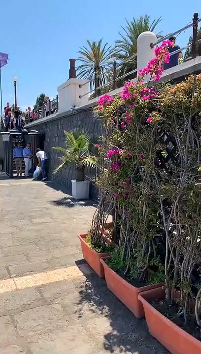 L'arrivo in pompa magna di Menez: al porto di Messina il francese sventola fiero la sciarpa della Reggina