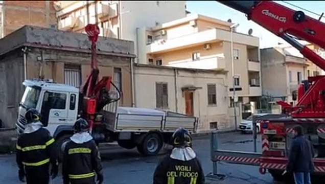 Reggio Calabria: camion sprofonda in una voragine, le immagini