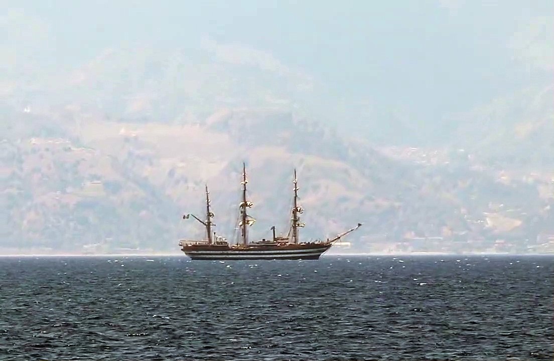 Le immagini della nave scuola Amerigo Vespucci davanti Reggio Calabria