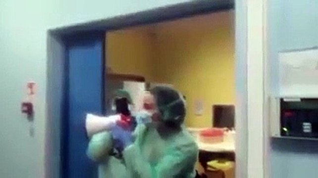 L'Italia e' con voi, una dottoressa incoraggia infermieri e pazienti: l'Inno di Mameli risuona col megafono