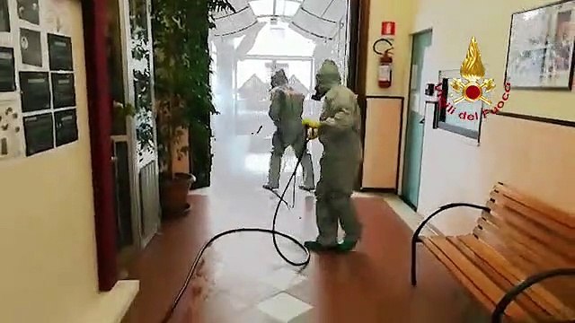 Coronavirus, Vigili del Fuoco in prima linea: si sanificano i locali del Don Orione
