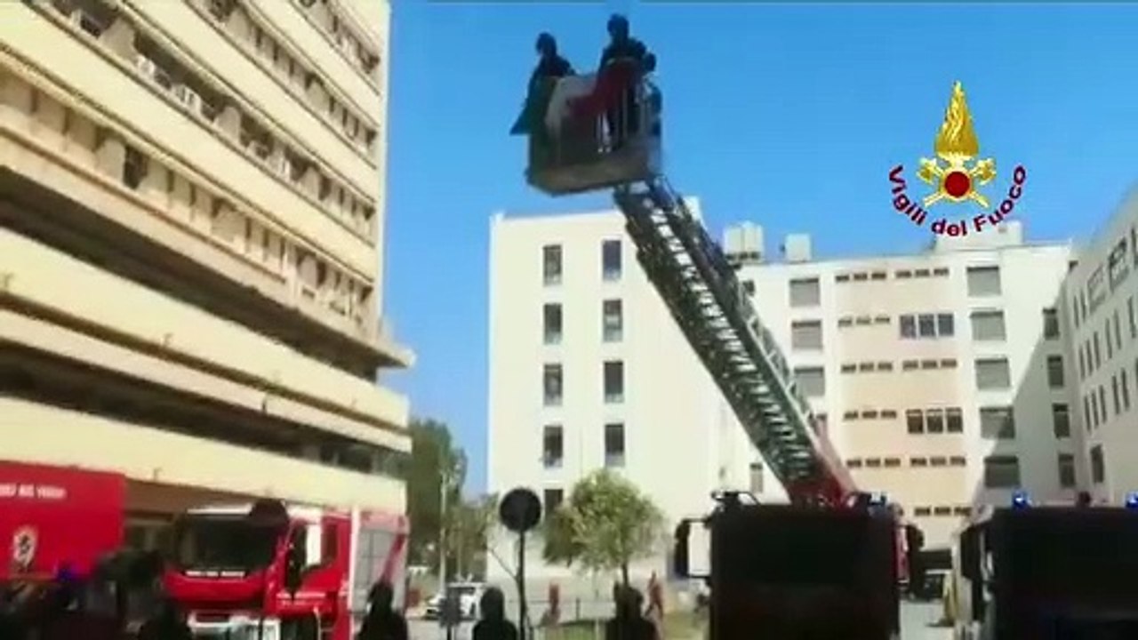 Coronavirus, le immagini dell'omaggio dei Vigili del Fuoco agli operatori sanitari del Policlinico di Messina