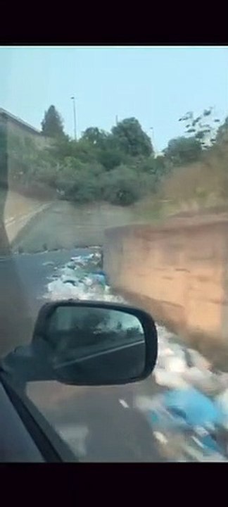 Reggio Calabria: caos rifiuti allo svincolo di San Gregorio