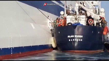 Migranti in Sicilia, le immagini del trasferimento sulla nave Rubattino