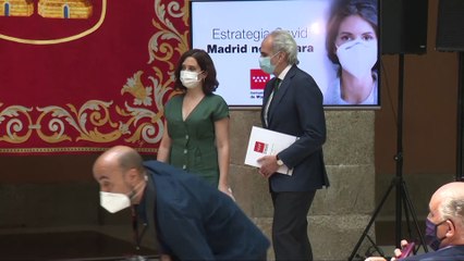 La 'cartilla Covid-19' de Ayuso continúa en el centro de la polémica