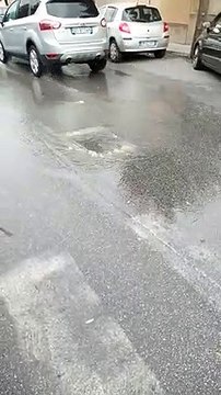 Reggio Calabria, grossa perdita d'acqua potabile in via Reggio Campi al Cimitero di Condera