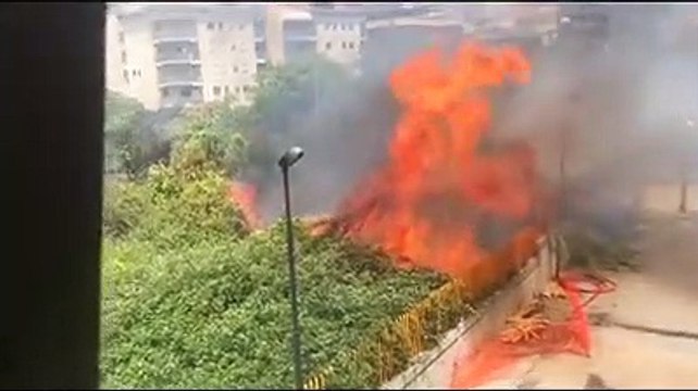Reggio Calabria: incendio nell'area retrostante al palazzo della CittÃ Metropolitana