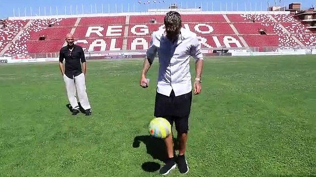 Reggina, Menez palleggia sul prato del Granillo: sto benissimo