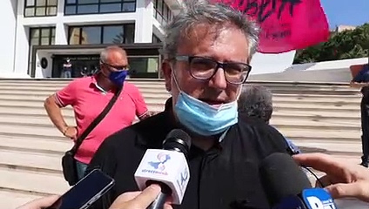 Rifiuti a Reggio Calabria, sit-in di Libera al Consiglio Regionale. Don Ennio Stamile: "situazione insostenibile"