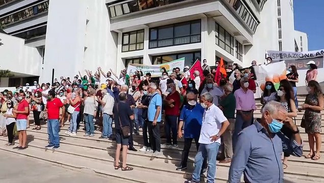 Emergenza rifiuti, sit-in di Libera al Consiglio Regionale. I cori dei manifestanti: noi vogliamo Reggio pulita