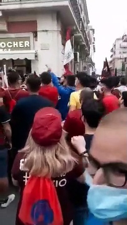 Reggina, i calciatori ballano con i tifosi