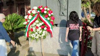 La Rivolta di Reggio 50 anni dopo: omaggio floreale al monumento ai Moti, le immagini
