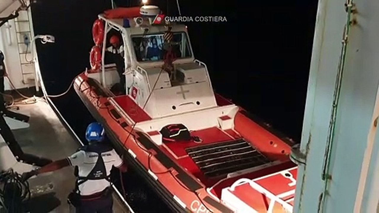 Capodoglio impigliato in una rete da pesca alle Eolie: corsa contro il tempo per salvarlo
