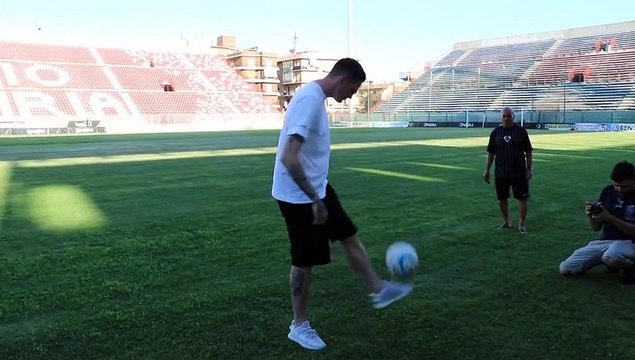 Reggina, i palleggi di Lafferty sul manto erboso del Granillo