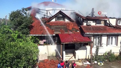 Samanlıkta başlayan yangın 3 katlı evi kül etti