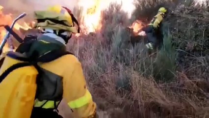 Desalojan a vecinos de un pueblo de Ourense por proximidad fuego a sus casas