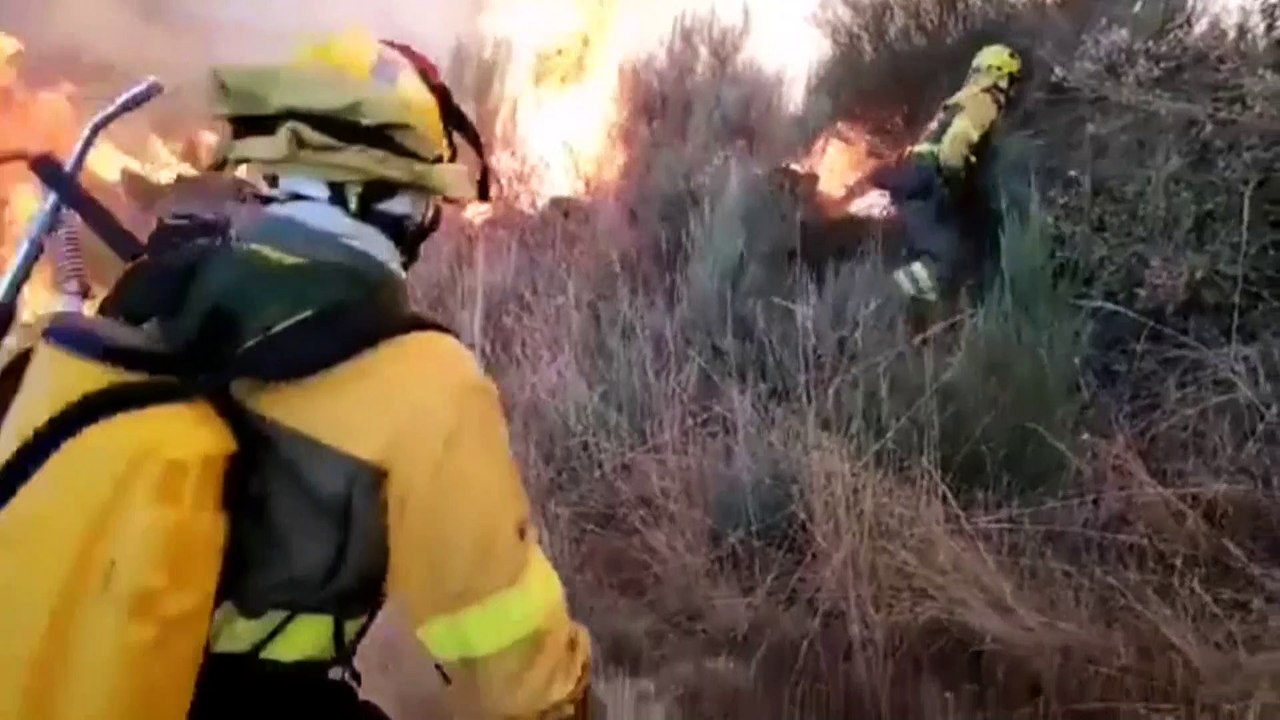 Desalojan a vecinos de un pueblo de Ourense por proximidad fuego a sus casas