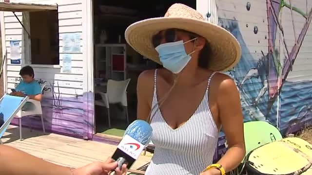 Bañistas y deportistas del mar, enfrentados por la playa de Tarifa