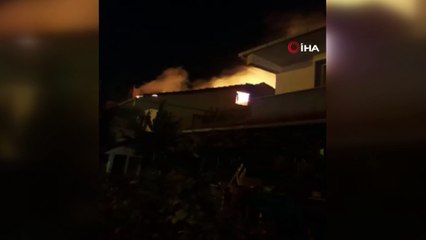 Barbekü kıvılcımı çatıyı yaktı
