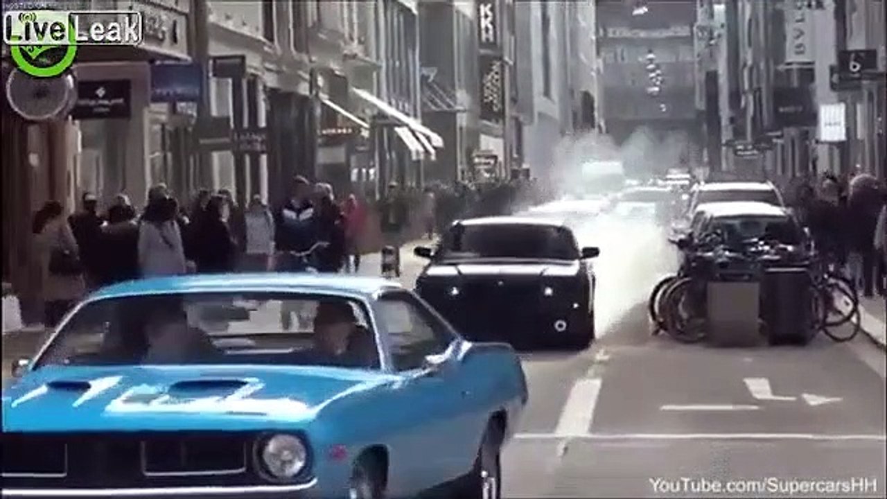 Ils s'amusent à faire un gros burn en pleine ville... Mais la police n'est pas loin