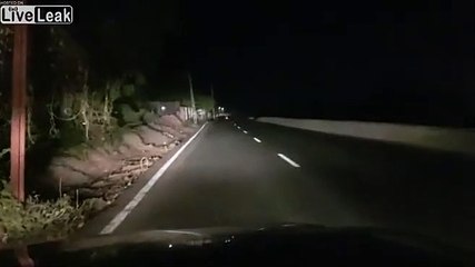 En Inde, ils posent des poteaux au milieu de la route... risqué