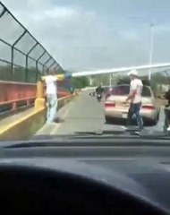 Fuertes vientos tumban varios postes de luz en el Puente Mella