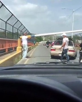 Postes de luz del Puente Matías Ramón Mella se caen producto de las fuertes brisas