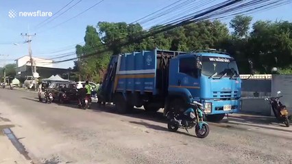 Garbage collect avoids being hit by car thanks to dumpster truck