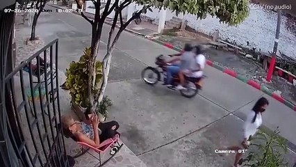 Tên cướp điện thoại bị bà cụ đánh tới tấp