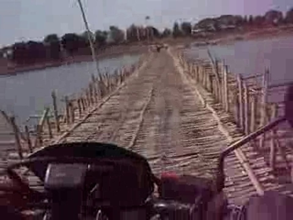 Traversée du pont de bambou