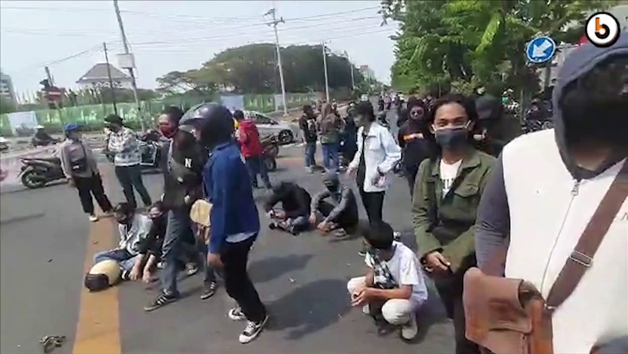 BLOKIR JALAN DAN BAKAR SAMPAH, MAHASISWA UNAIR TUNTUT MINTA POTONGAN KAMPUS