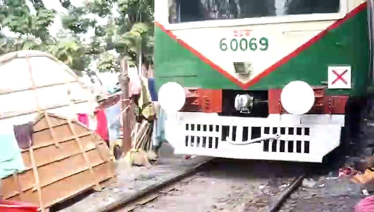 Top_10_Most_Dangerous_Railway_Tracks_in_the_World(480p)