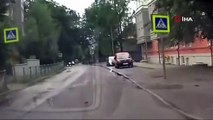 Rusyada otomobil asfaltın çökmesiyle çukura düştü