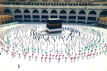 سقوط الأمطار على الكعبة بالتزامن مع تغيير كسوتها