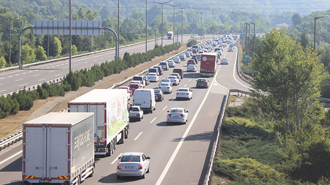 TEM Otoyolu’nda durma noktasına gelen trafik havadan görüntülendi